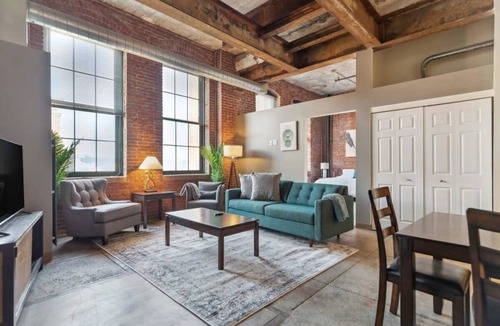 Strip District Apartment | 140 m² Apartment ∙ 2 bedrooms ∙ 6 guests
