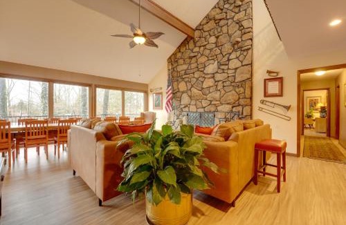 Southaven House | 15 Mi to University of Memphis Getaway with Games