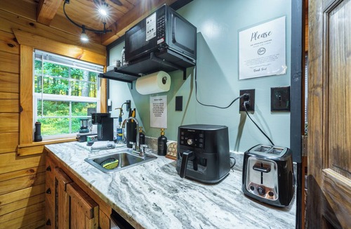 McArthur Cabin | 16mi from Hocking Hills, hot tub, bbq, twin pond