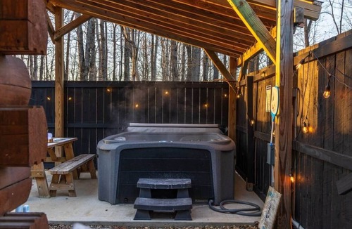 McArthur Cabin | 16mi from Hocking Hills, hot tub, bbq, twin pond