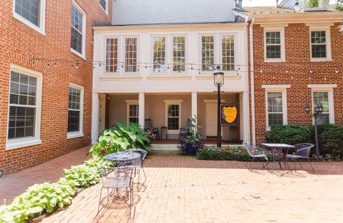 Downtown Baltimore Bed & Breakfast | 1840s Carrollton Inn