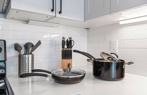 Northern Liberties Apartment | 1BD Sleeps 4 w/Views - Near Fish Town & Old City!