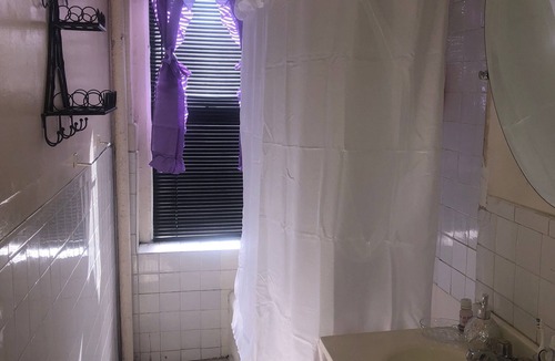 Cypress Hills Apartment | 1BR APT IN BORDER QUEENS & BROOKLYN 15 MINTS FROM AIRPORT & CLOSE TO MTA