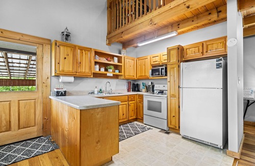Knoxville Cabin | 2 bd Log Cabin, Hot tub, UTK/Neyland, Smokies, 16acres, FP, Arcade, Fishing