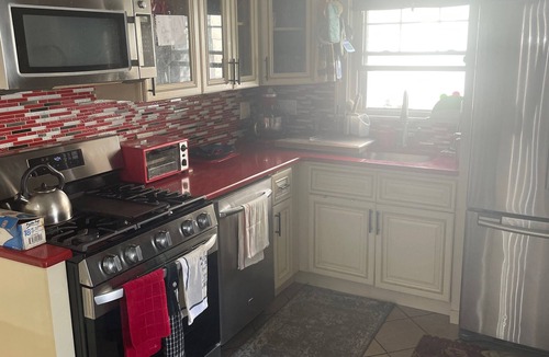Plainfield House | 2-bedroom residential home with pool 30 mins from NYC and Beaches
