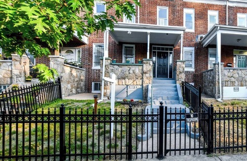 Parkview/Woodbrook Apartment | 2 BR., FREE WIFI & Laundry, Mondawmin Metro, Mall and Baltimore Druid Hill Park