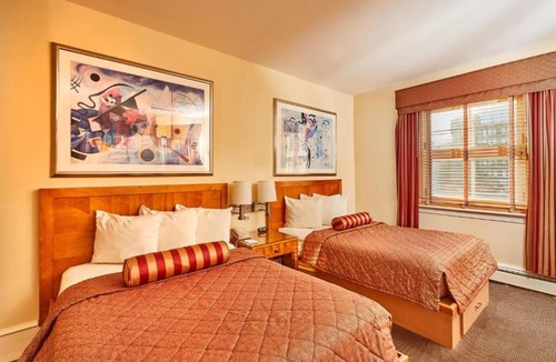 Gayborhood Hotel | 2 Family Ready Stay Close to Liberty Bell Center | Free Breakfast