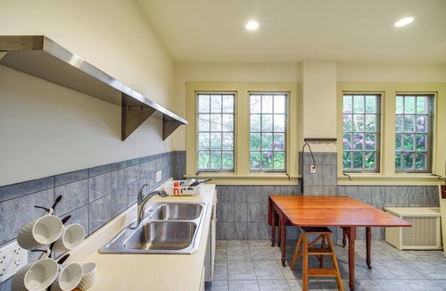 Erie House | 2 Mi to Lake Erie: Spacious Retreat Near Cafes!