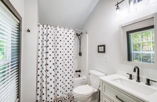 Warm Springs House | 2 Mi to Warm Springs Pools Home with Large Yard!