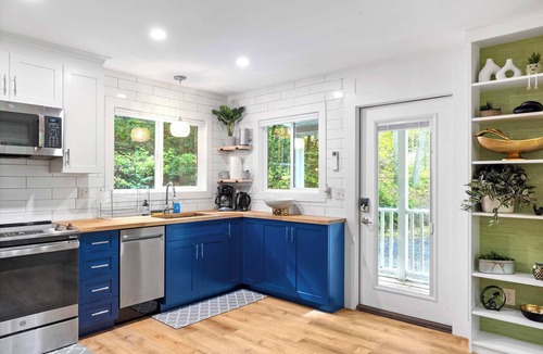 New Market House | 2 Modern Cabins: Hot Tub, Fire Pit, Grill, & Wifi!
