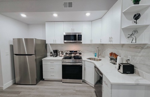 Center City Apartment | 2 Parking Spots/Sleep 14/King Bed/Pool Table