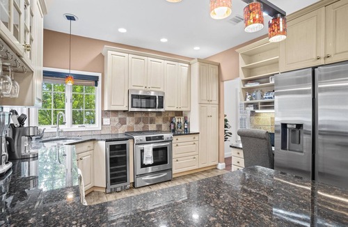 Point Pleasant Beach House | 2 short blocks to the beach. 2025 TOP OF THE LINE HUT TUB.