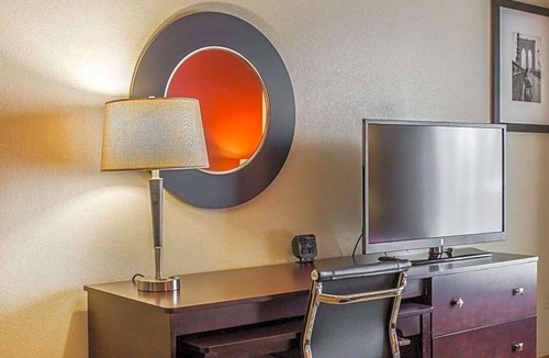 Summit Station Hotel | 2-Star Hotel ∙ Comfort Suites East Broad at 270