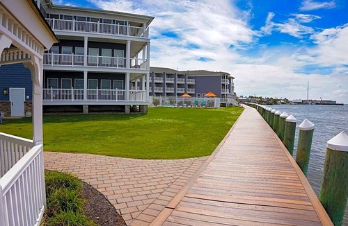 Chincoteague Hotel | 2-Star Hotel ∙ Comfort Suites Chincoteague Island Bayfront Resort