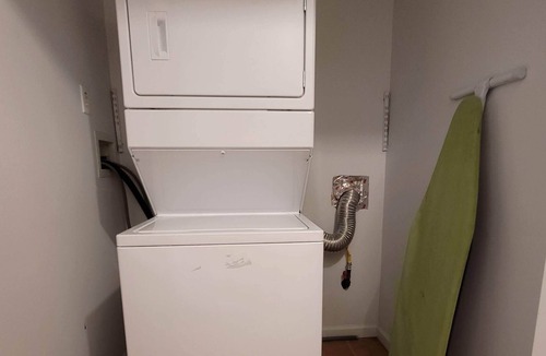 McGinley Square Apartment | 20 Minutes away from NY!! 5 queen beds, Private place !