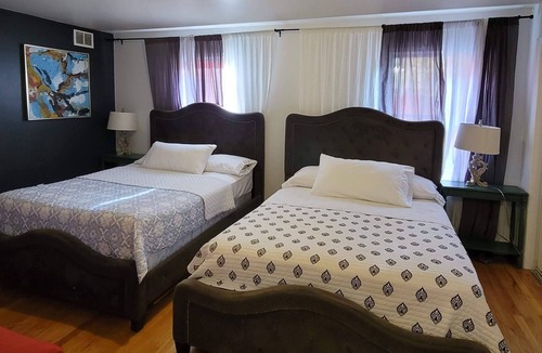 McGinley Square Apartment | 20 Minutes away from NY!! 5 queen beds, Private place !