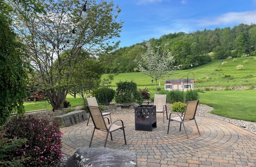 Julian House | 20 minutes from Penn State! Private entrance, cozy living space.
