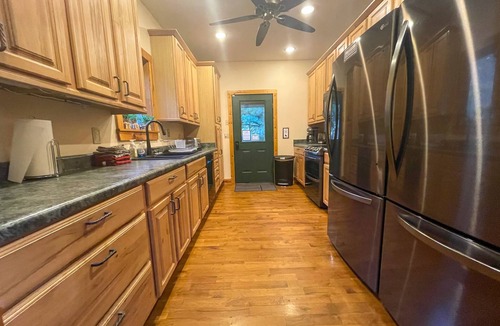 Shippenville Cabin | 200-acre Double Bore Ranch - 6 Bedroom, 8 Bathroom Lodge, Sleeps 18