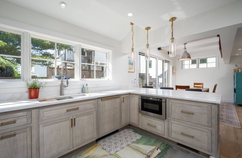 Lewes House | 209A Midland - Close to the beach!