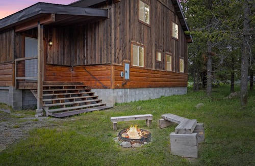 Island Park Cabin | 232 m² Cabin ∙ 5 bedrooms ∙ 12 guests