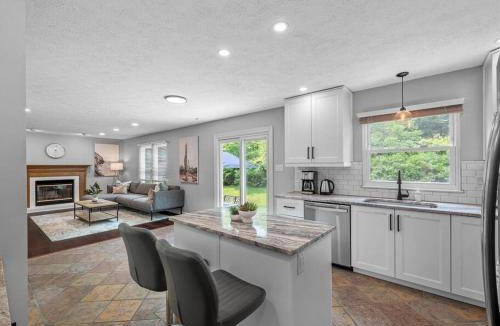 Cranberry Township House | 232 m² House ∙ 5 bedrooms ∙ 11 guests