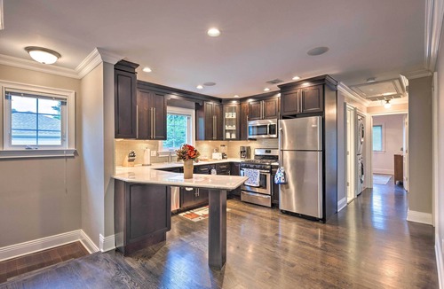 Glen Cove Apartment | 25 Mi to NYC: Walkable Long Island Apt w/Balcony