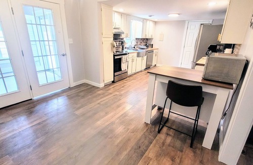 Fredericksburg House | 28+ day stays. Pet & family-friendly. Flexible terms