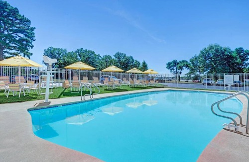 Egg Harbor Township Hotel | 28 m² Hotel ∙ 2 bedrooms ∙ 127 guests
