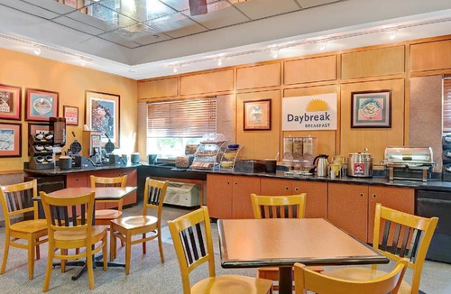 Egg Harbor Township Hotel | 28 m² Hotel ∙ 2 bedrooms ∙ 127 guests