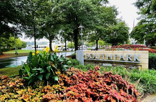 SouthPark Apartment | 2Bed/2bath w/POOLSIDE VIEW in SOUTHPARK!