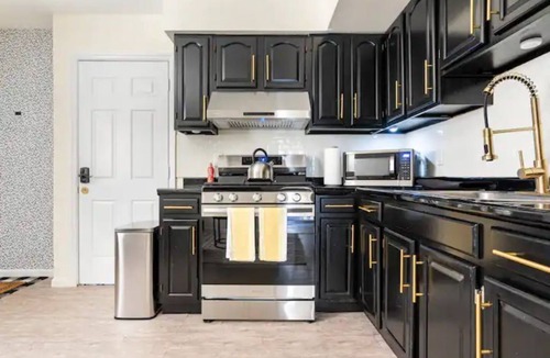 Elizabeth Apartment | 2BR for Crews & Families Near Jersey Gardens Mall