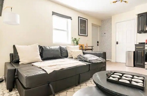 Elizabeth Apartment | 2BR for Crews & Families Near Jersey Gardens Mall