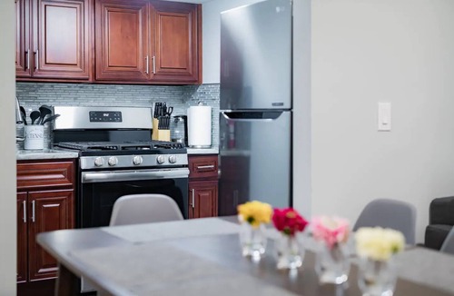 West New York Apartment | 2BR sleep 6 with BACKYARD 20min from Manhattan