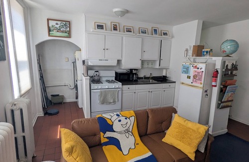 South Philadelphia Apartment | 2nd Floor South Philly Apartment w/a view of Stadiums. Quiet street w/parking!