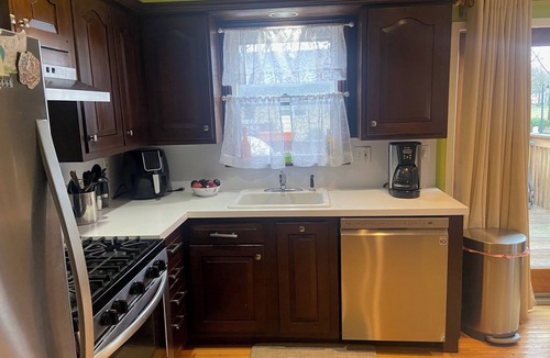 Emerson House | 3/2 house- WiFi, A/C & Parking. Steps from train/bus to NYC and MetLife stadium