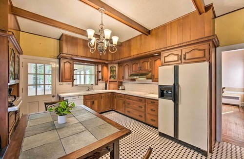 Sinking Spring House | 3-Acre Property: Charming Dutch Country Colonial