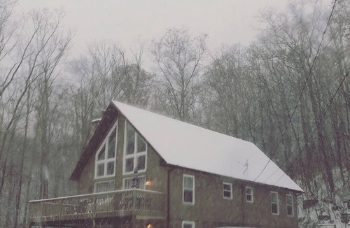 Bangor Ski Chalet | 3-bedroom chalet by enchanting Stroudsburg with WiFi, AC, hot tub, fitness room