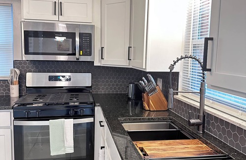 Carnegie House | 3-bedroom house in enjoyable Carnegie with AC, WiFi