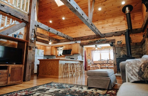 Galeton Cabin | 3 BR Black Bear Lodge on Pine Creek w/Hot Tub
