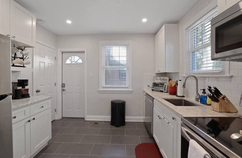 Radnor - Fort Myer Heights House | 3 Lvl Rosslyn Gem-Walk to Metro!