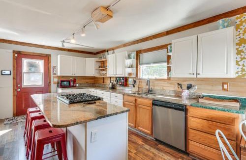 Thomas House | 3 Mi to Blackwater Falls Peaceful Retreat with Deck