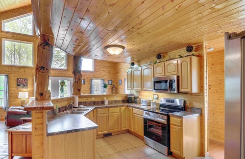 Byrdstown Cabin | 3 Mi to Marina: Cabin w/Hot Tub in Byrdstown!