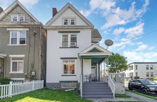 Corryville House | 3 or 4 Bdrm House Near Univ of Cincinnati, Zoo & Downtown
