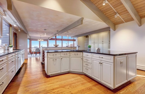 Cornwall House | 30-acre Mountaintop Estate Surrounded by Nature and Incredible 360º Views
