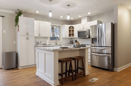 Jeffersonville House | 3600SF~Game room~2 Kitchens~Hot Tub~Backyard Games
