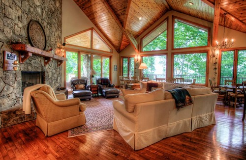 Burnsville House | 383 m² House ∙ 5 bedrooms ∙ 10 guests