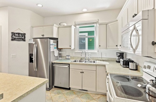 Bermuda Bay House | 3BR Family Townhouse w/Pool, Games & Dog-Friendly Patio