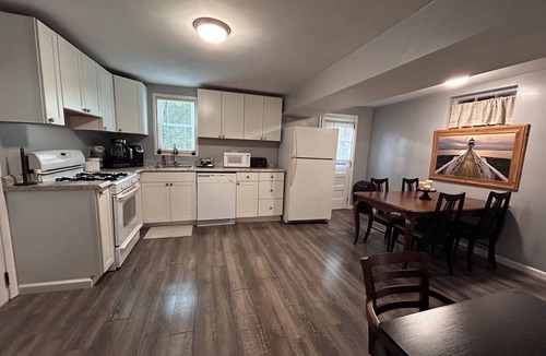 Wildwood House | 3BR Hampton Easy Downtown Access, quiet retreat with lots of privacy