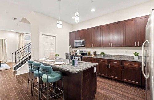 West Poplar Apartment | 3BR Near Metro - Walk to Met - Free Parking - Terrace - 8 pp