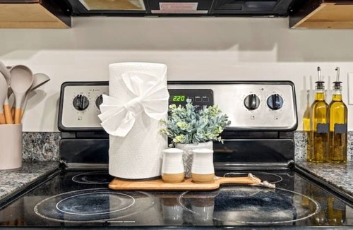 West Poplar Apartment | 3BR Near Metro - Walk to Met - Free Parking - Terrace - 8 pp